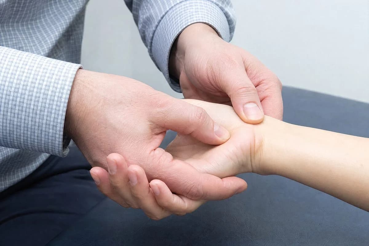轉毛巾、撐床就手腕痛？認識 TFCC 損傷（三角纖維軟骨複合體）與精準治療方案